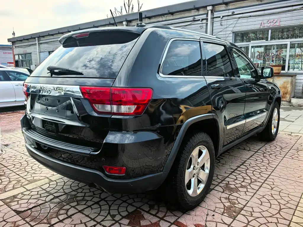 Jeep Grand Cherokee 2012 — фото 12