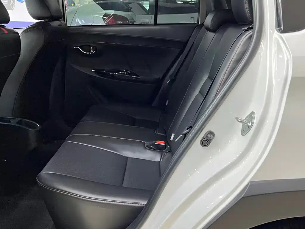 Toyota Yaris L 2023 — фото 12