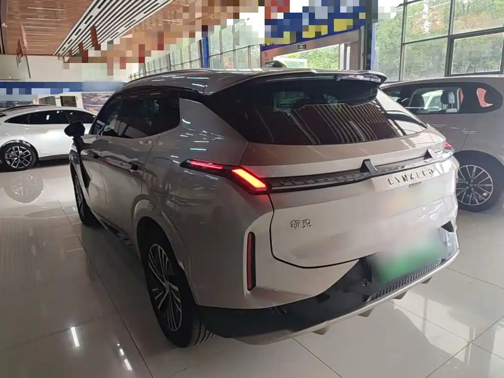 Lynk & Co 08 EM-P 2024