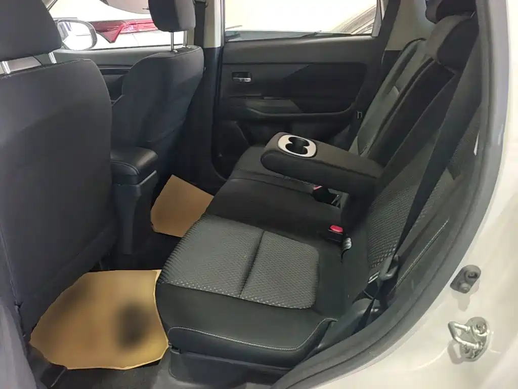Mitsubishi Outlander 2023 — фото 17