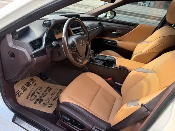 Lexus ES 2020
