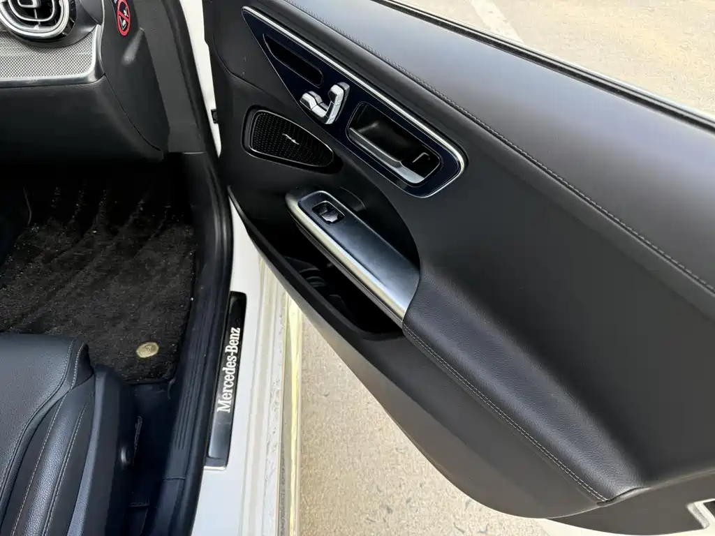 Mercedes-Benz C-Class 2025 — фото 11