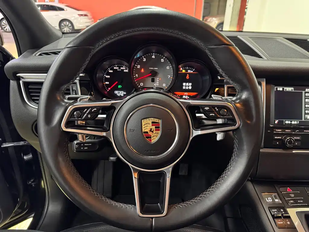 Porsche Macan 2016 — фото 23