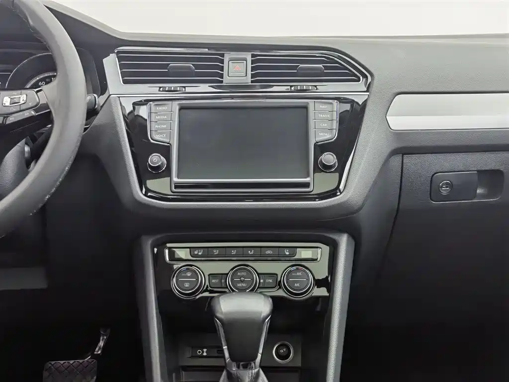 Volkswagen Tiguan L 2017 — фото 12