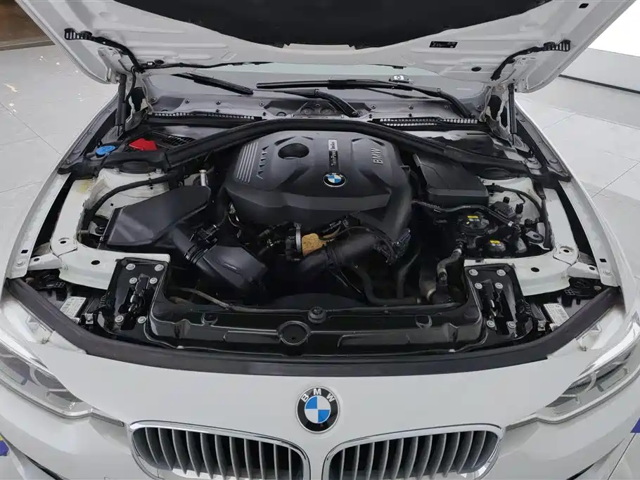 BMW 3 Series 2018 — фото 10