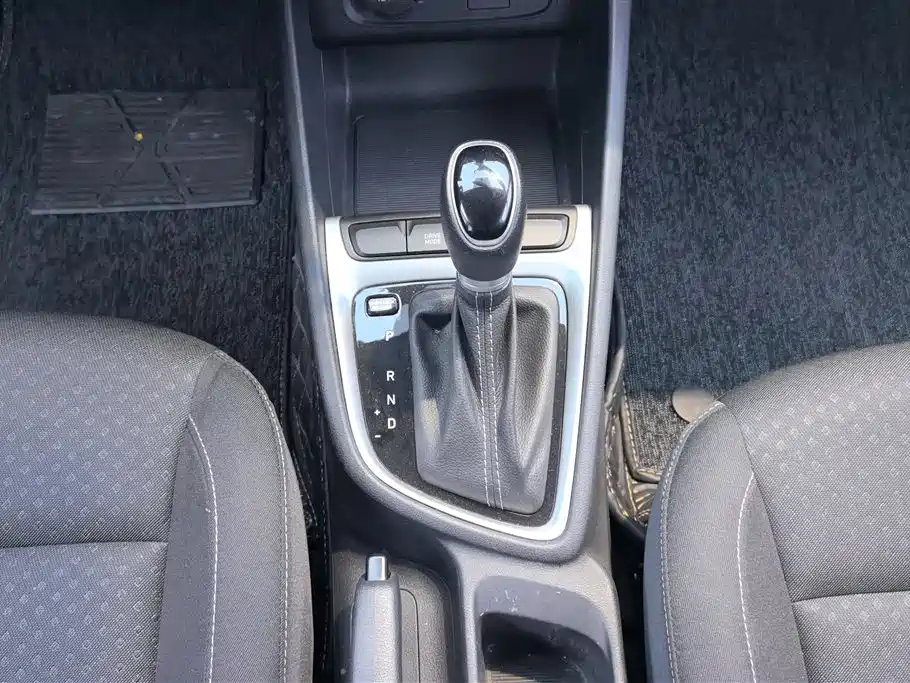 Hyundai Elantra 2023 — фото 16