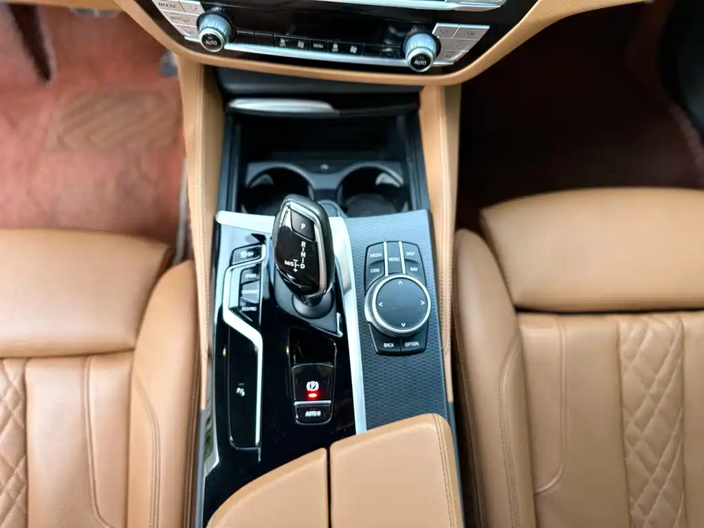 BMW 5 Series 2021 — фото 13