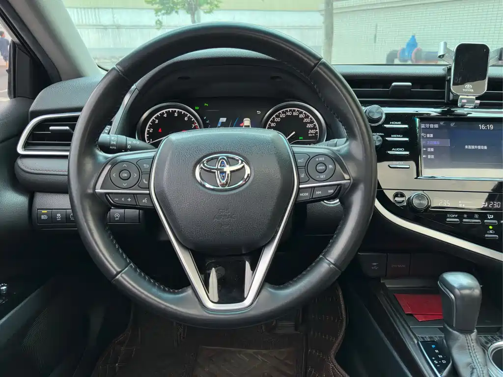 Toyota Camry 2018 — фото 11