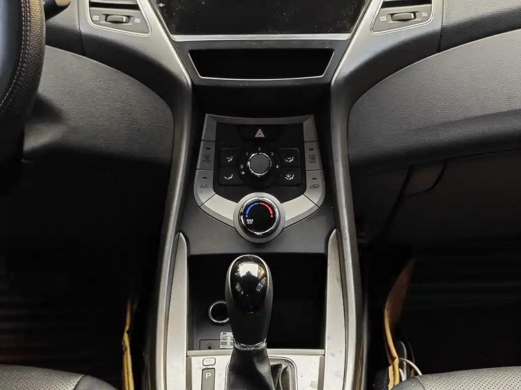 Hyundai Elantra 2014 — фото 18