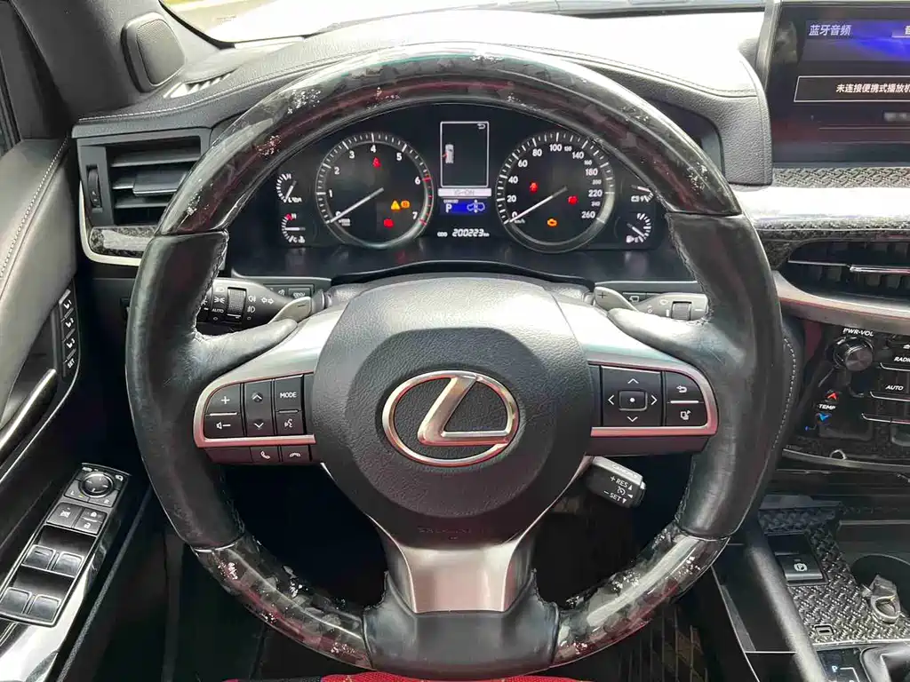Lexus LX 2016 — фото 16