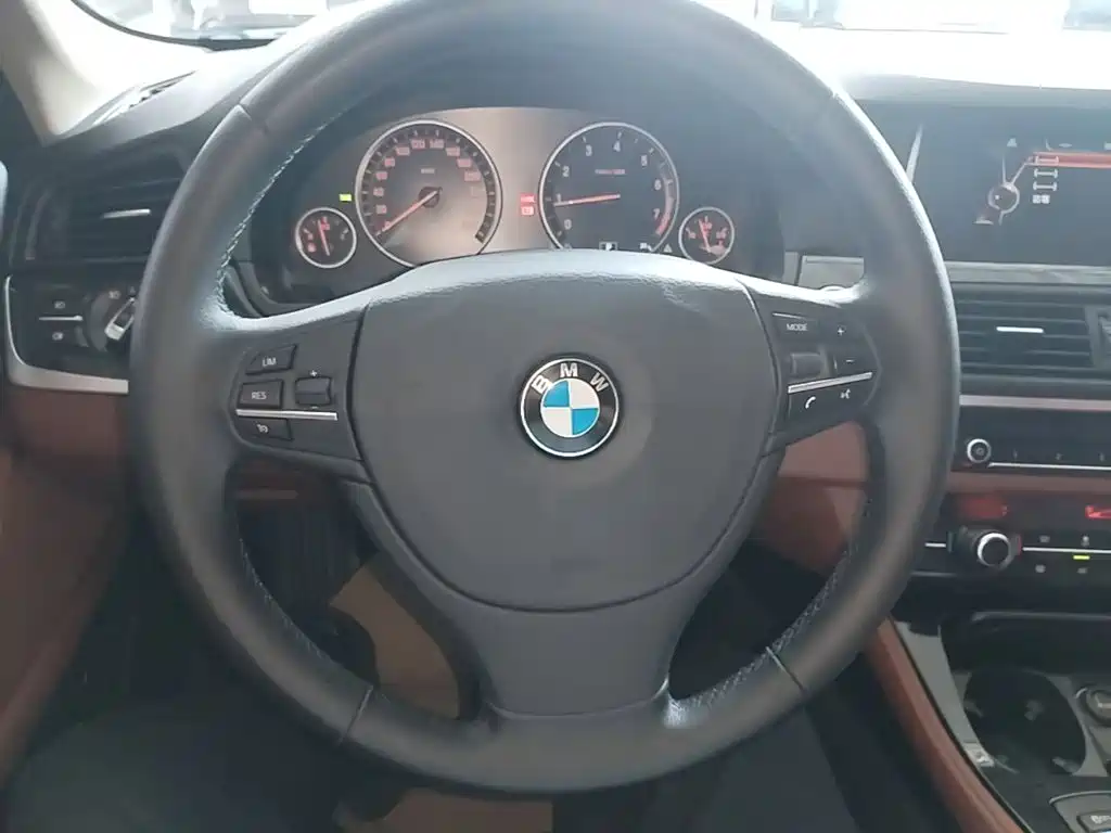 BMW 5 Series 2016 — фото 11