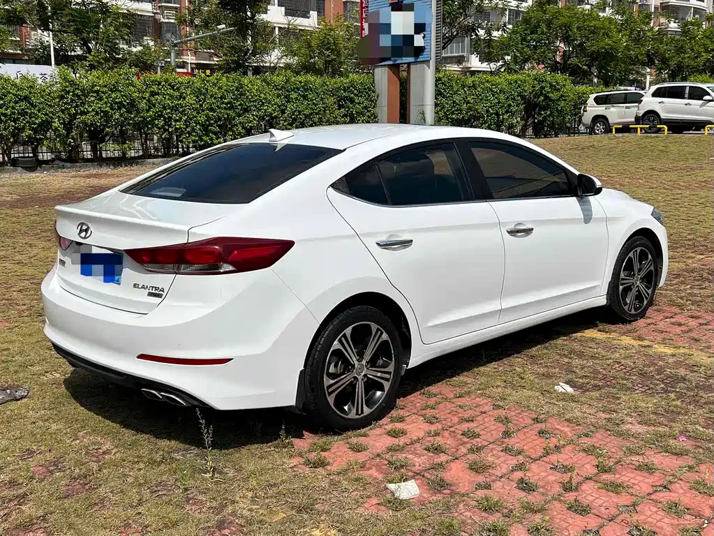 Hyundai Elantra 2019 — фото 9