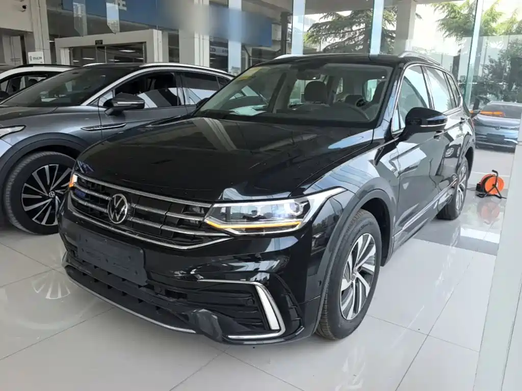 Volkswagen Tiguan L Plug-In Hybrid 2023 — фото 1