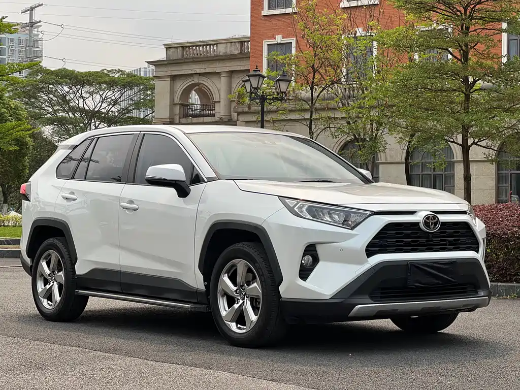 Toyota RAV4 2022 — фото 3