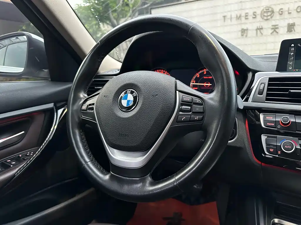 BMW 3 Series 2019 — фото 11