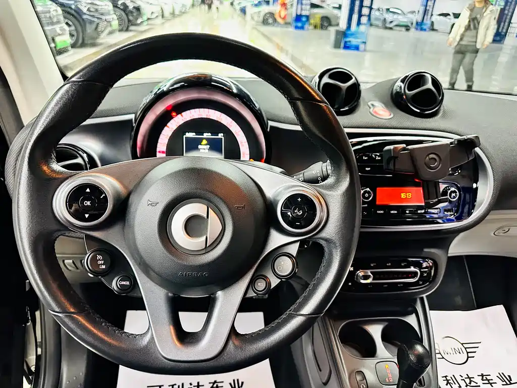 smart Fortwo 2018 — фото 34