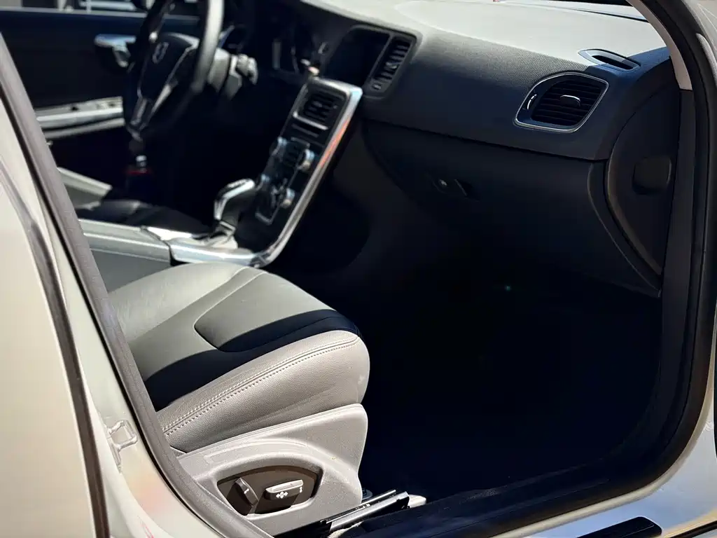 Volvo V60 2016 — фото 10