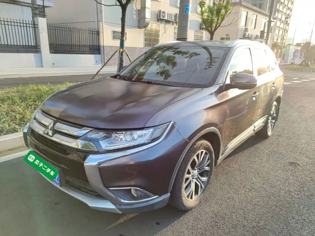 Mitsubishi Outlander 2018 — фото 1