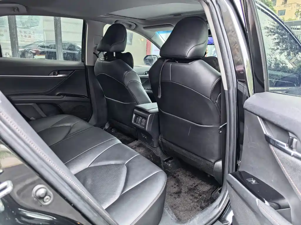 Toyota Camry 2019 — фото 10