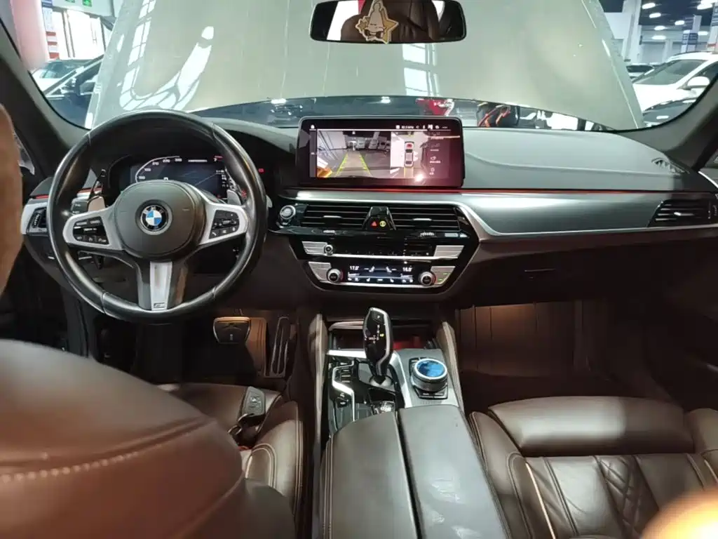 BMW 5 Series 2021 — фото 10