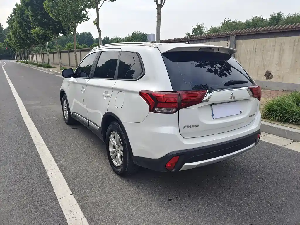 Mitsubishi Outlander 2017 — фото 13