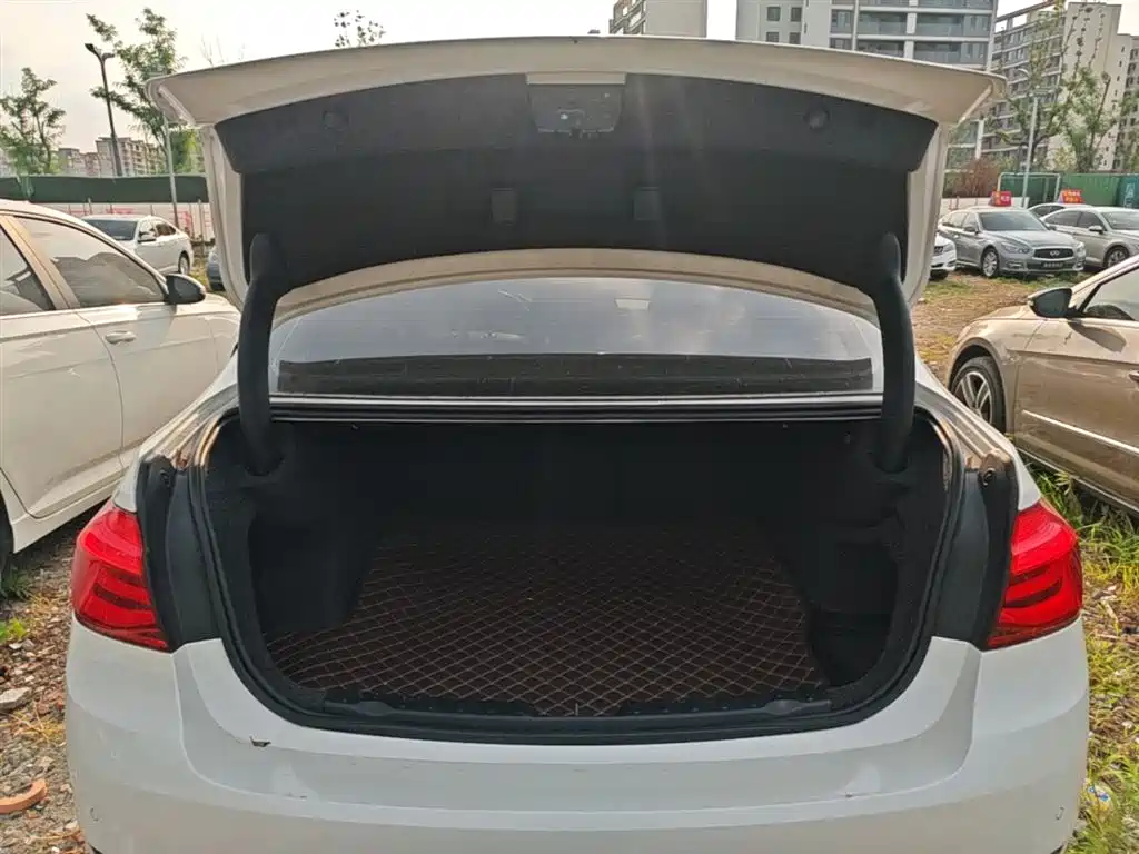 BMW 3 Series 2018 — фото 19