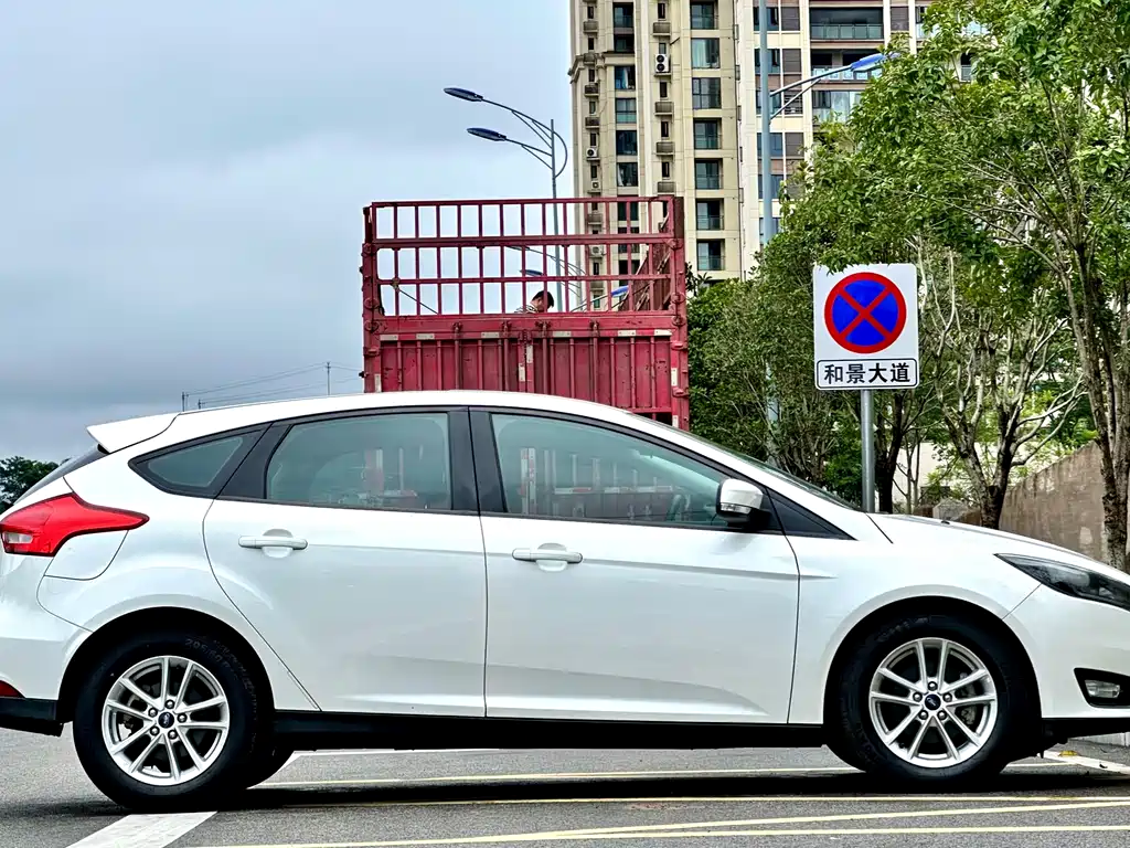 Ford Focus 2016 — фото 11