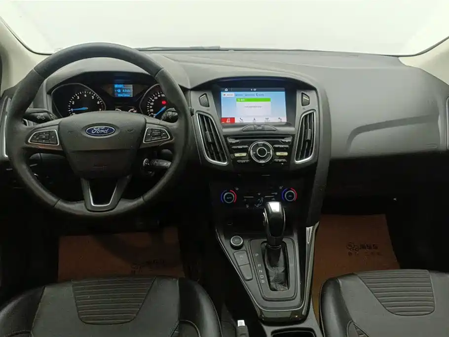 Ford Focus 2018 — фото 12