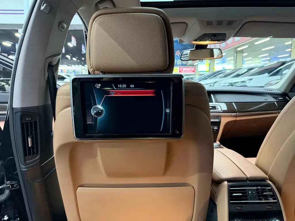 BMW 7 Series 2015 — фото 16
