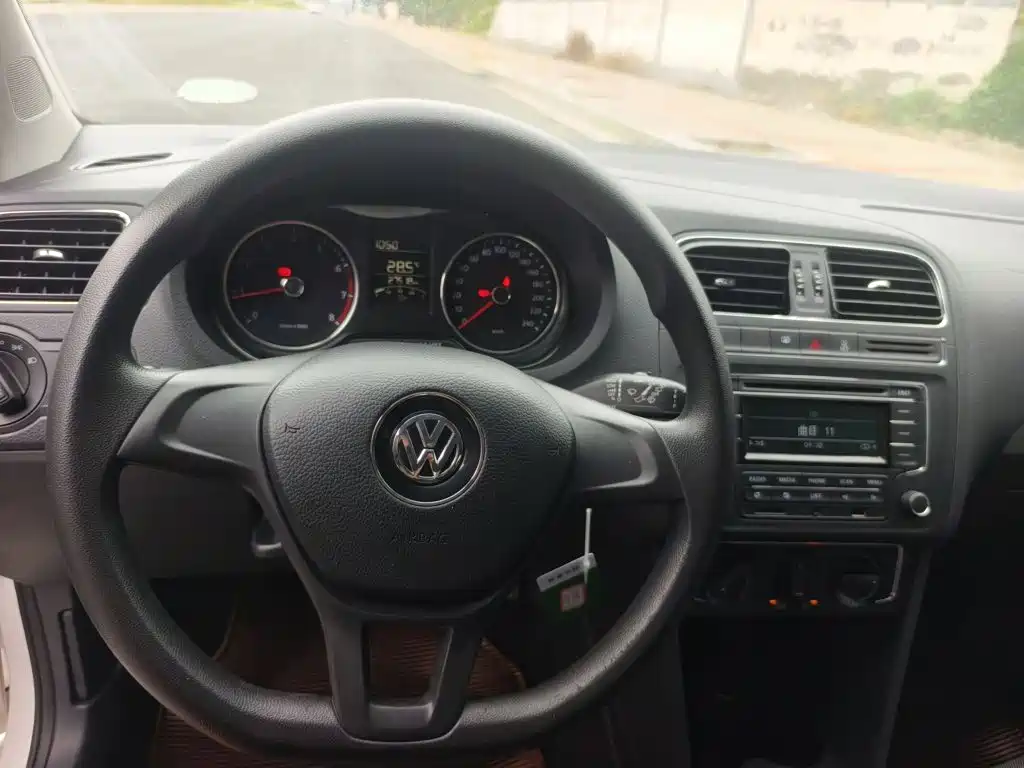 Volkswagen Polo 2015 — фото 16