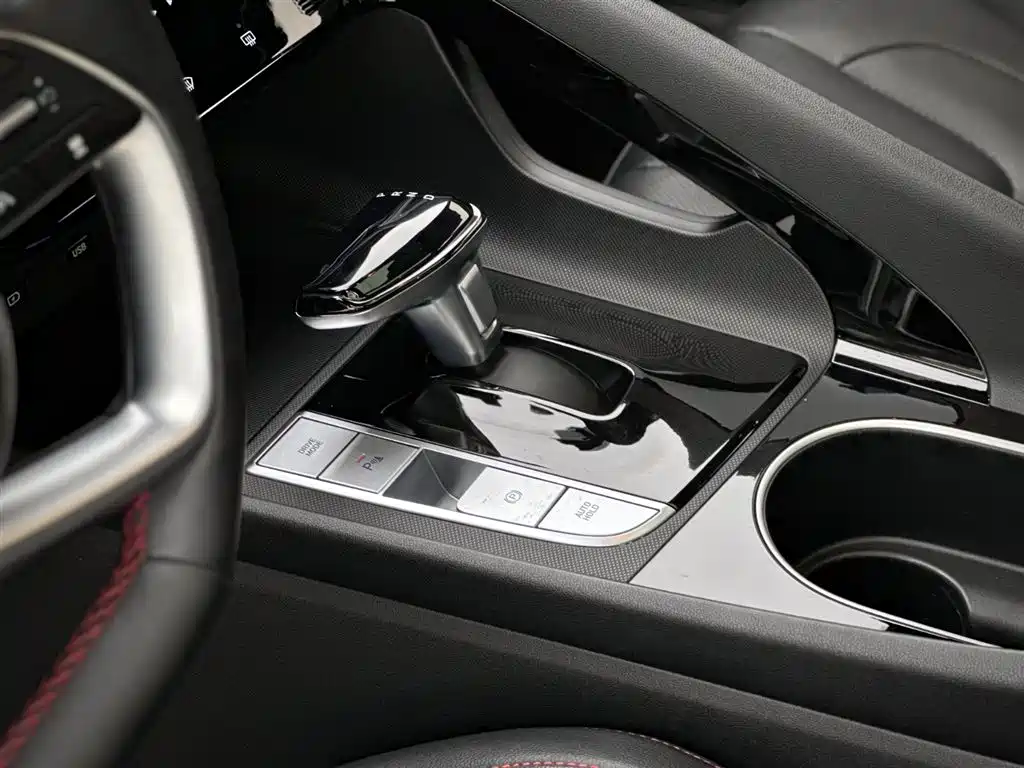 Hyundai Elantra 2022 — фото 12