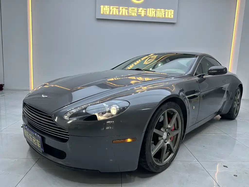 Aston Martin V8 Vantage 2010 — фото 11