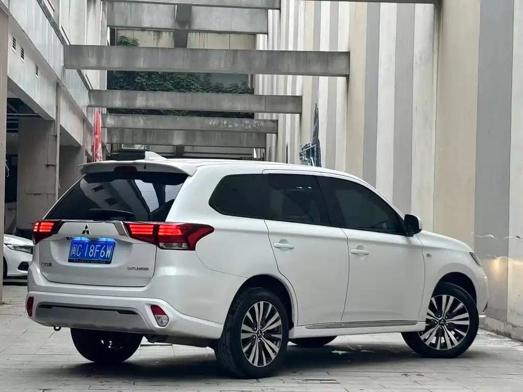 Mitsubishi Outlander 2023 — фото 5
