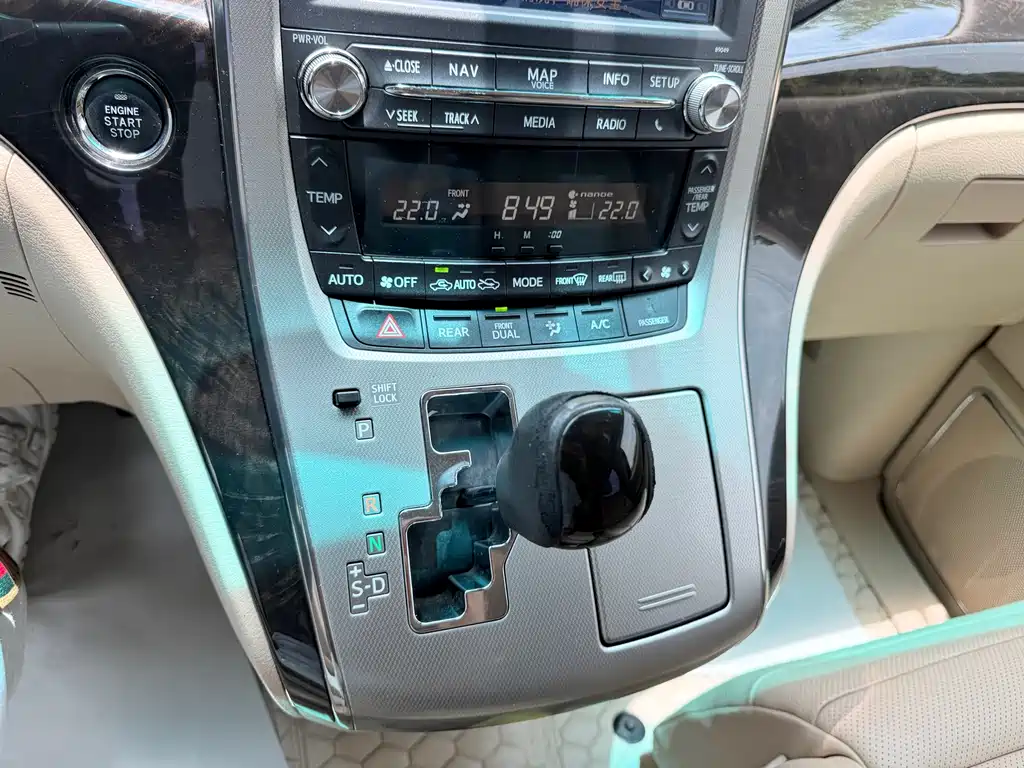 Toyota Alphard 2015 — фото 16