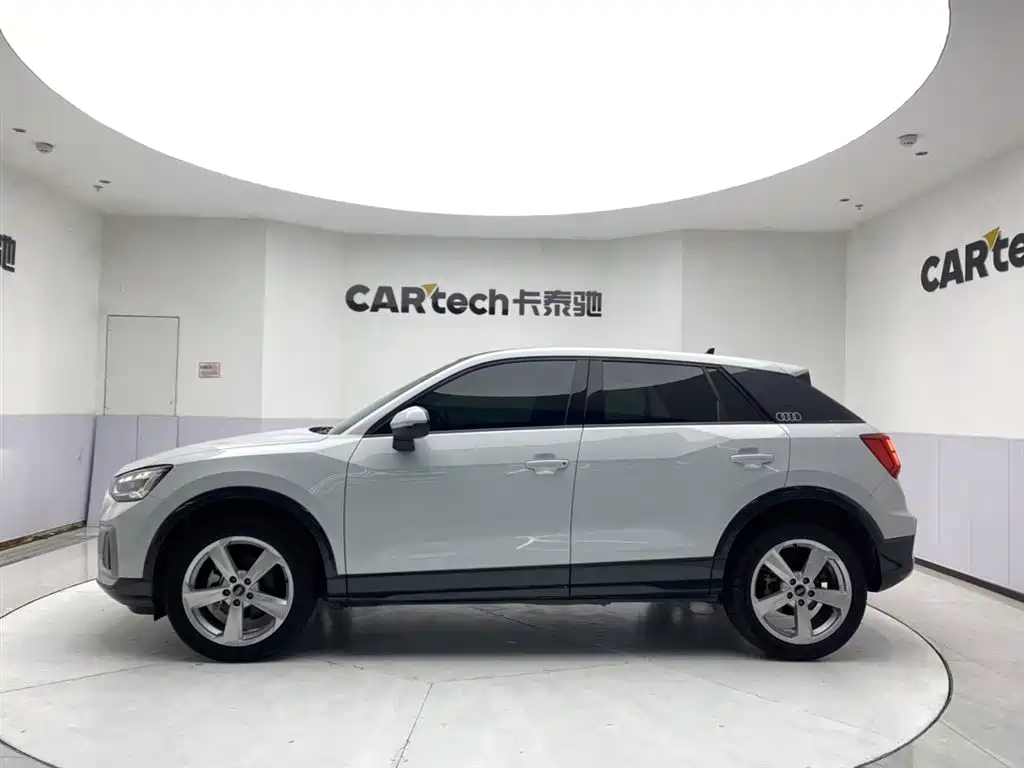 Audi Q2L 2023 — фото 8