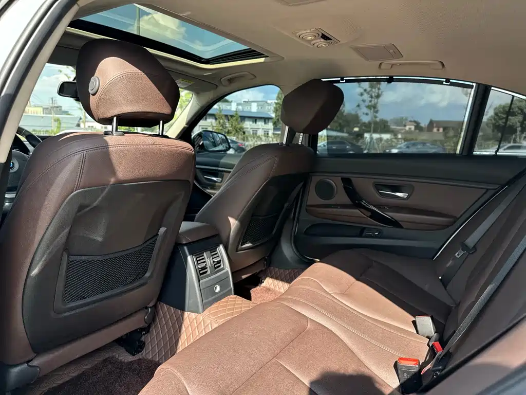 BMW 3 Series 2019 — фото 11