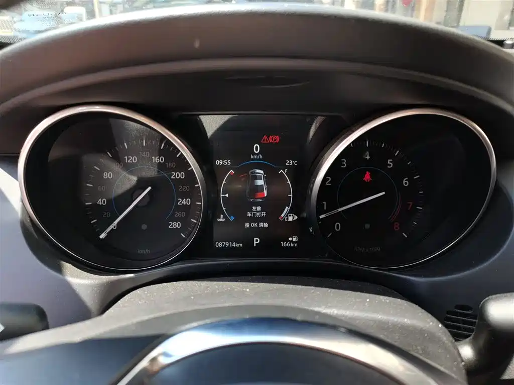 Jaguar XE 2017 — фото 12