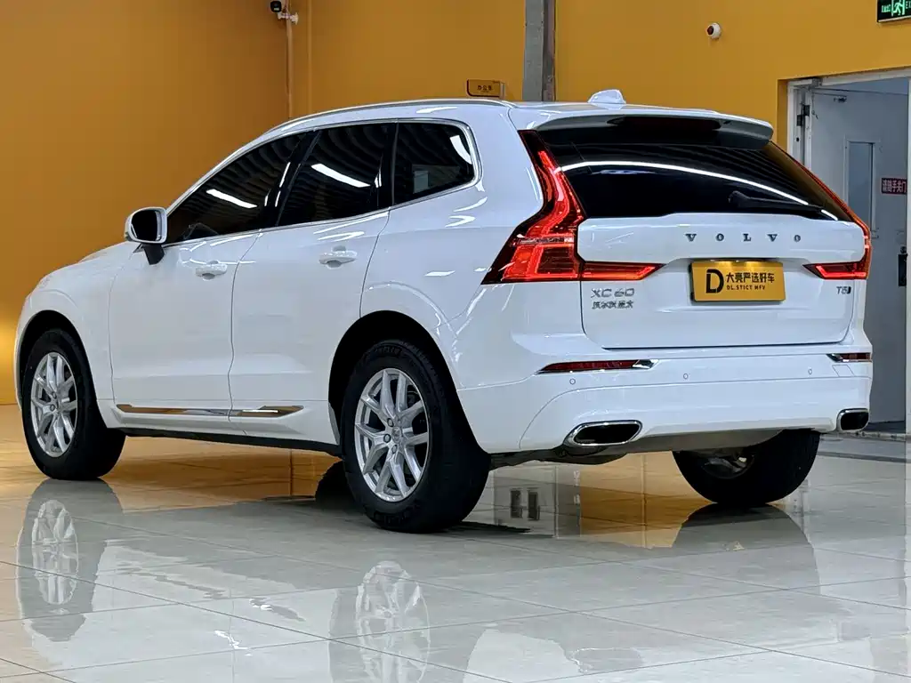 Volvo XC60 2021 — фото 8