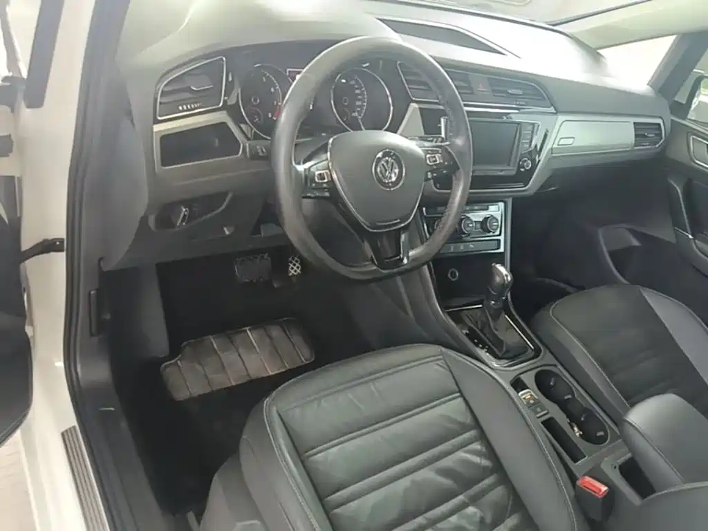 Volkswagen Touran 2017 — фото 10