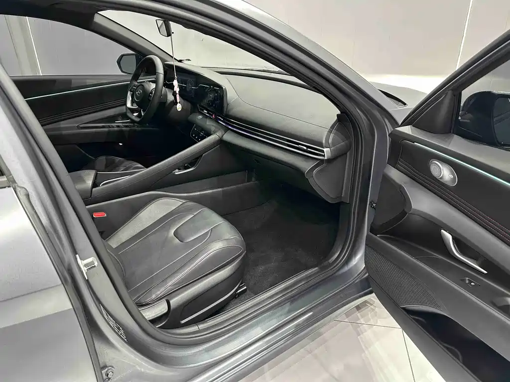 Hyundai Elantra 2023 — фото 19