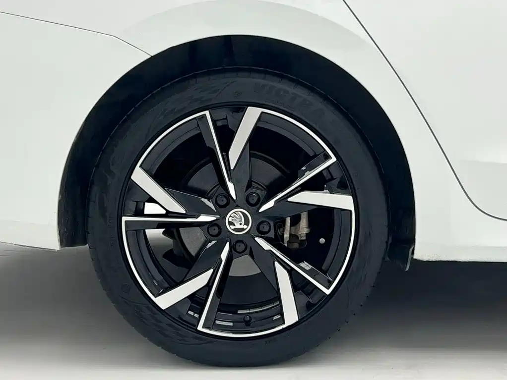 Skoda Octavia 2023 — фото 20