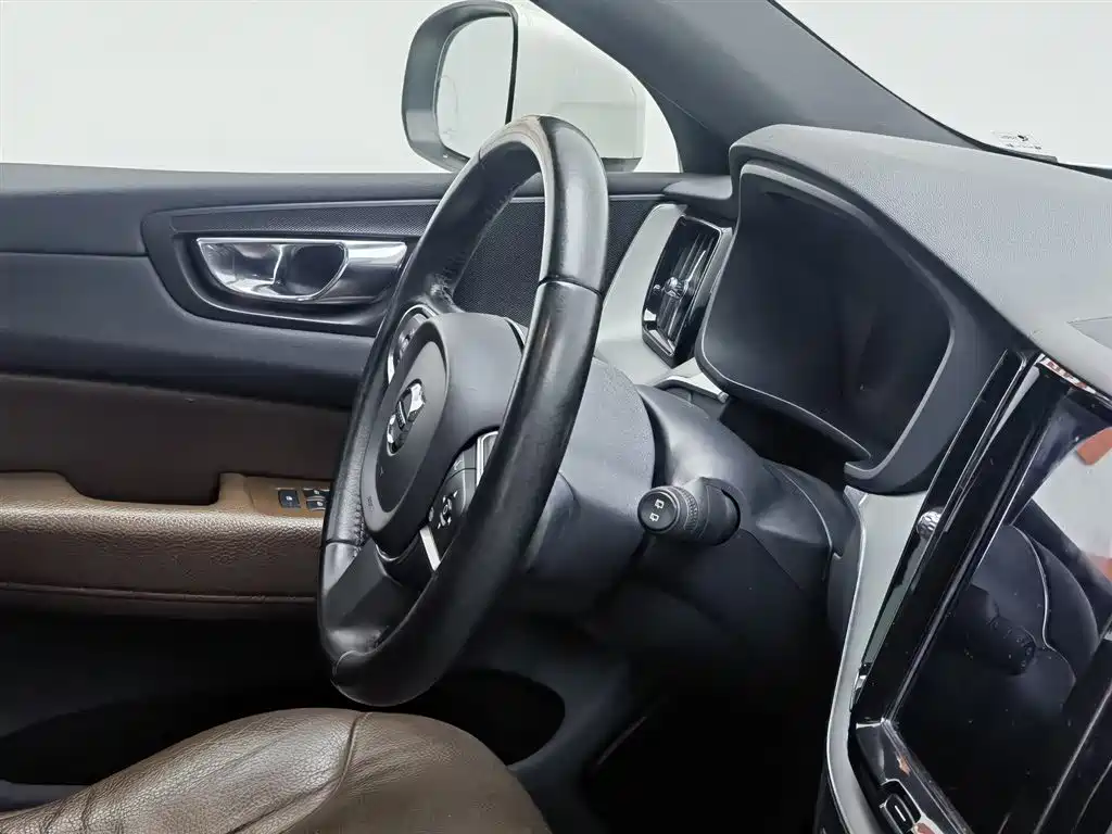 Volvo XC60 2020 — фото 22