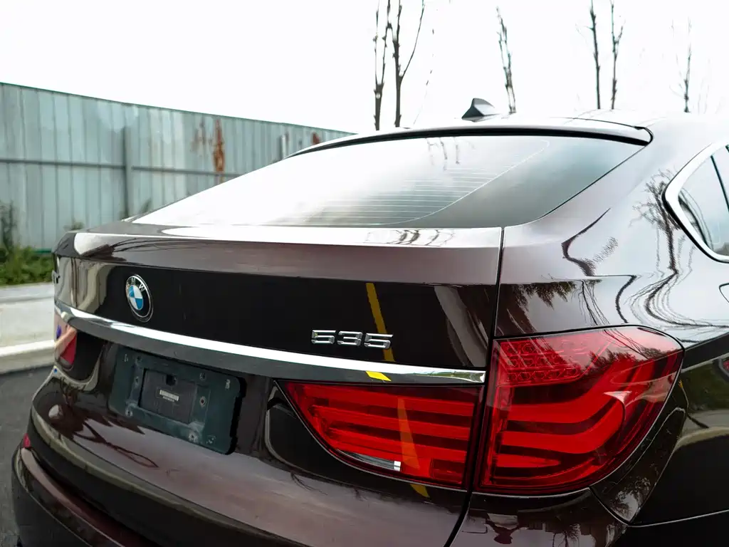 BMW 5 Series GT 2012 — фото 29