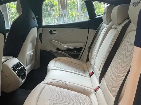 Aston Martin DBX 2024