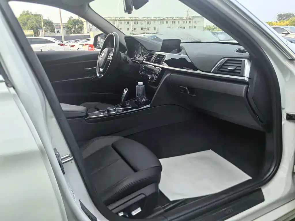 BMW 3 Series 2018 — фото 15