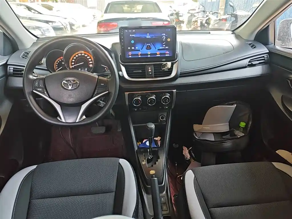 Toyota Yaris L 2022 — фото 10