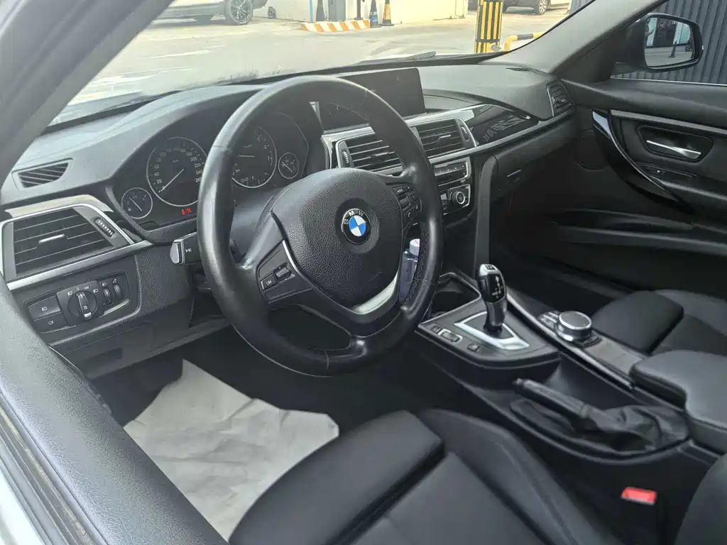BMW 3 Series 2018 — фото 10
