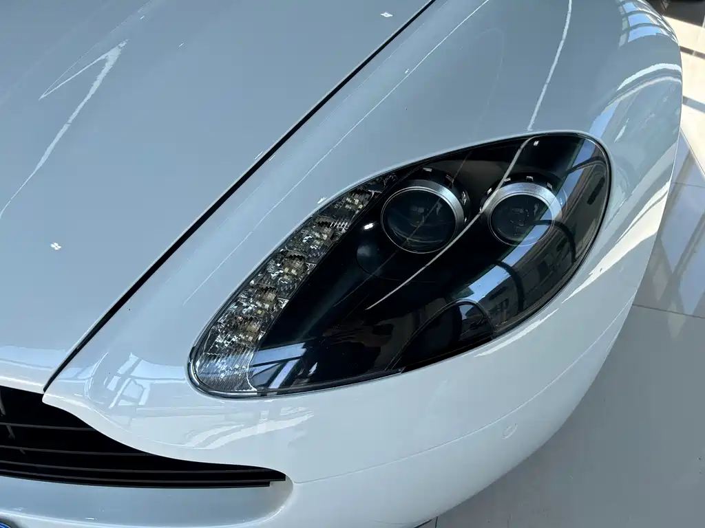 Aston Martin V8 Vantage 2011 — фото 19