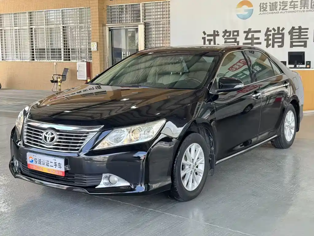 Toyota Camry 2014 — фото 1