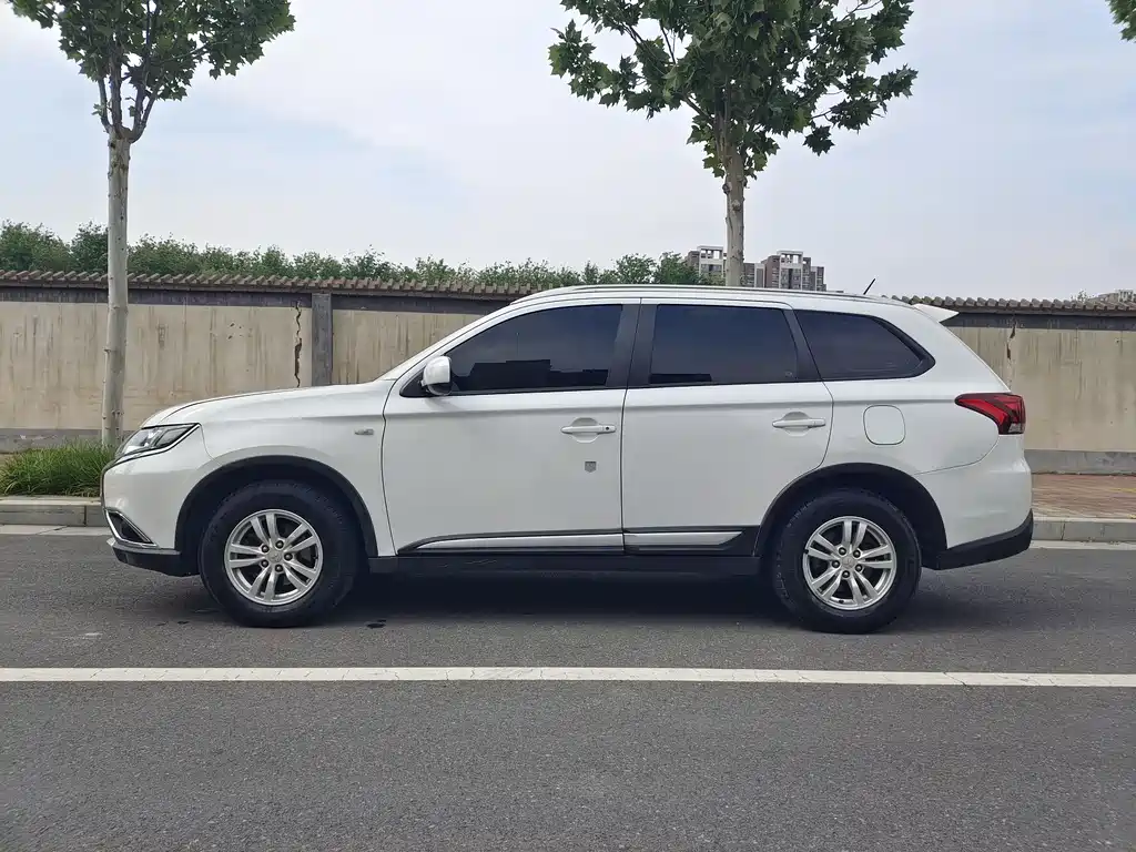 Mitsubishi Outlander 2017 — фото 20
